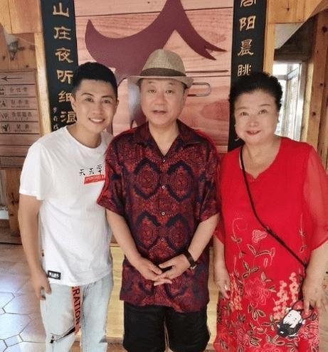 赵本山携程野亮相呼市:师徒同框引发热议,喜剧界新星闪耀