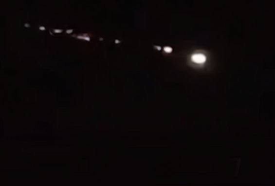 佳木斯市民在夜空中发现一串不明飞行物，引发了外界的哪些猜测