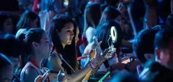 58名主播被禁5年，李佳琦被央视立捧，非头部主播机会在哪？
