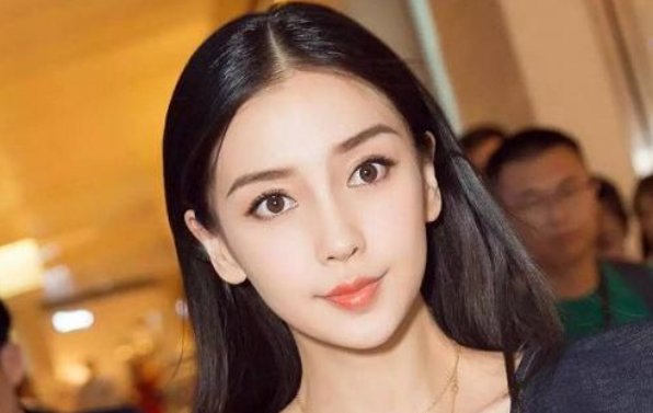 Angelababy被高管搂腰怼脸看，如此尴尬为何她还能保持微笑？