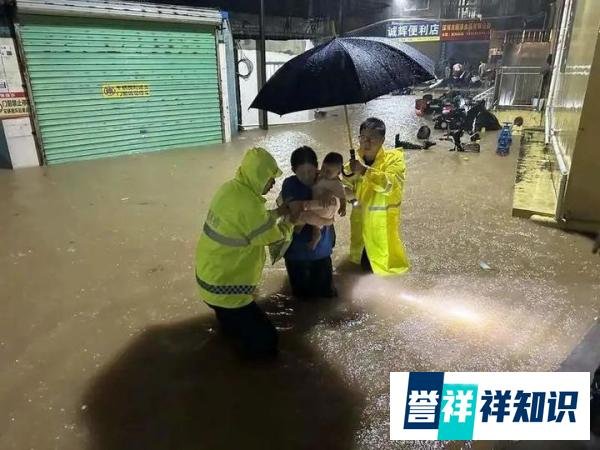 深圳持续的暴雨,水库凌晨泄洪,防止安全隐患