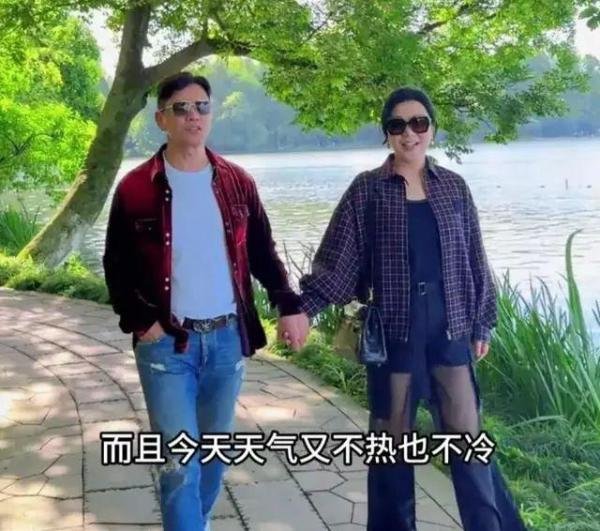 吕良伟携妻子漫步西湖,全程牵手宛如初恋,69岁酷似39岁羡煞旁人