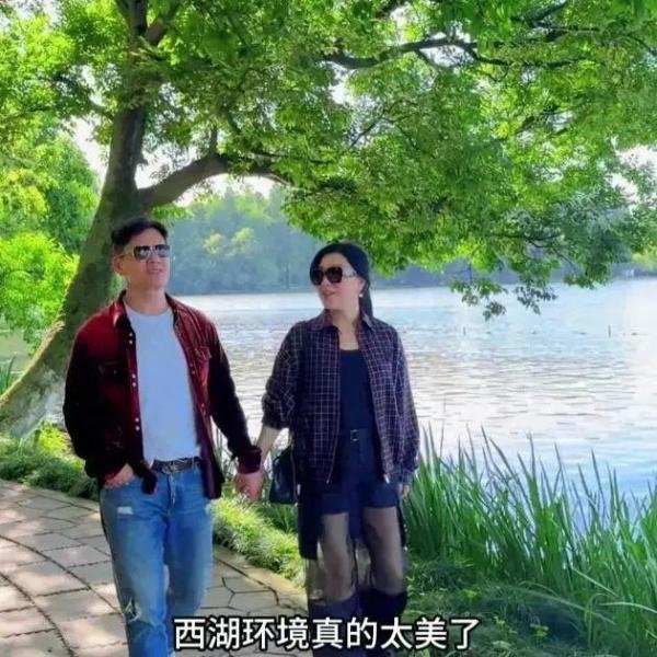 吕良伟携妻子漫步西湖，全程牵手宛如初恋，69岁酷似39岁羡煞旁人
