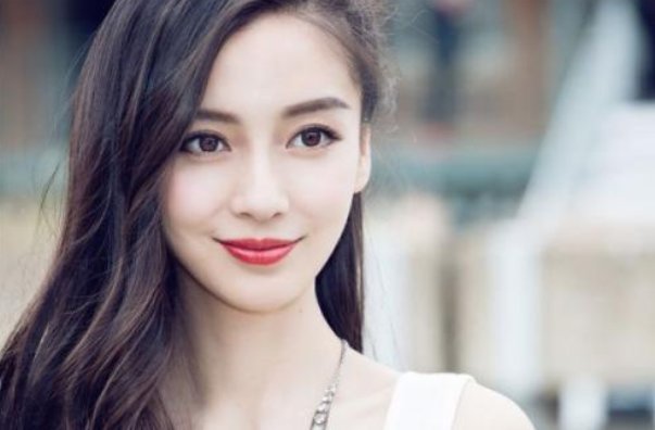 Angelababy被高管搂腰怼脸看，如此尴尬为何她还能保持微笑？