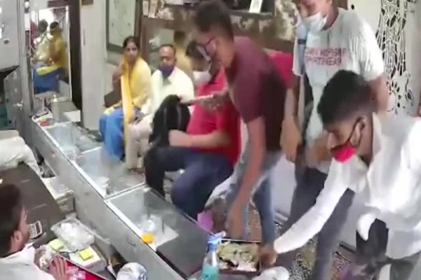 男子先消毒双手后抢劫，究竟是怎么回事？