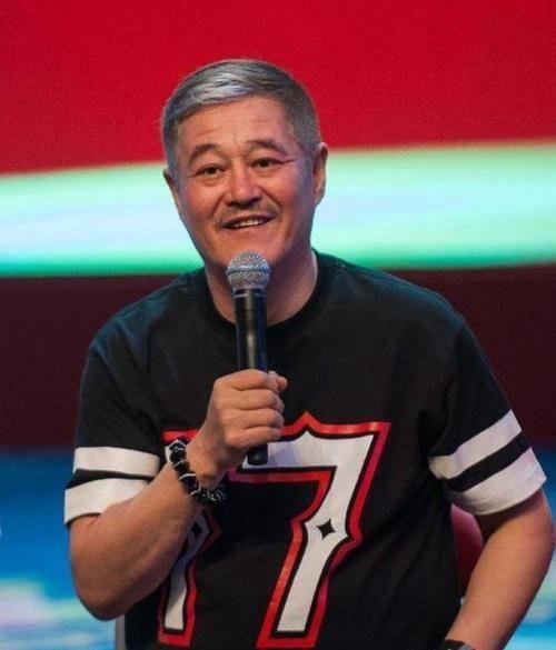 赵本山携程野亮相呼市:师徒同框引发热议,喜剧界新星闪耀