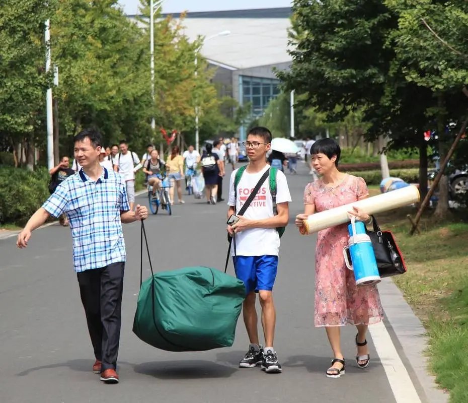 大一新生携2米高盆栽开学!这位学生为何会带这么大的盆栽?