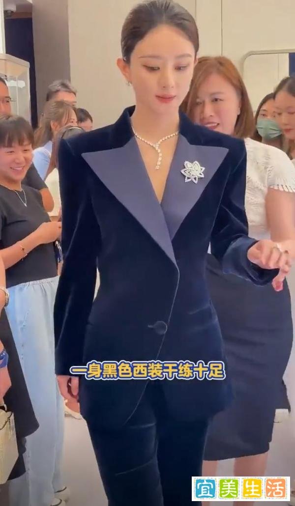 赵丽颖品牌活动,身穿深蓝色丝绒V领西装,霸总出街!