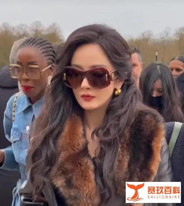 杨幂总裁出街：复古风情与女强人风范的“完美融合”!