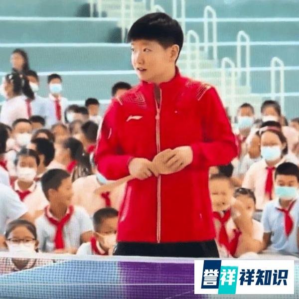 孙颖莎拿锅铲与小学生对打 这是咋情况？