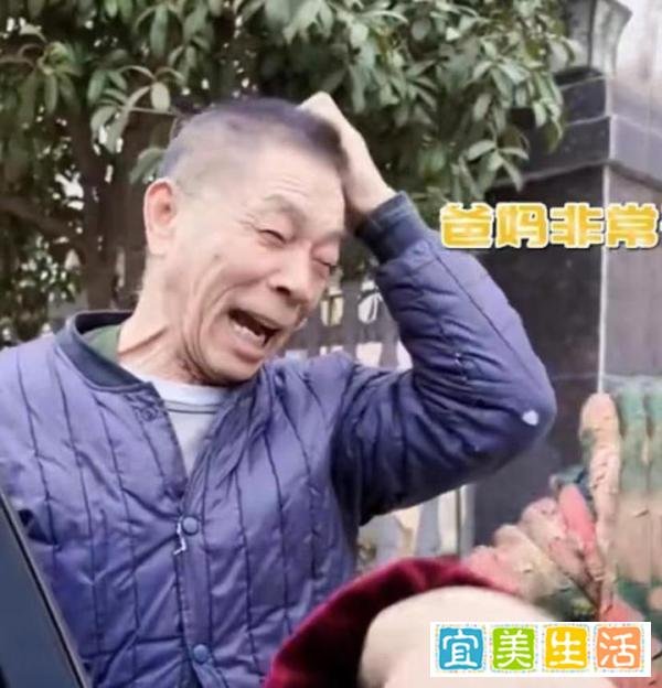 远嫁女儿开车11小时回娘家，刚到门口爸妈笑着迎接，见父母泪崩