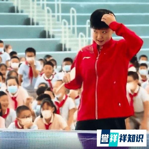 孙颖莎拿锅铲与小学生对打 这是咋情况？