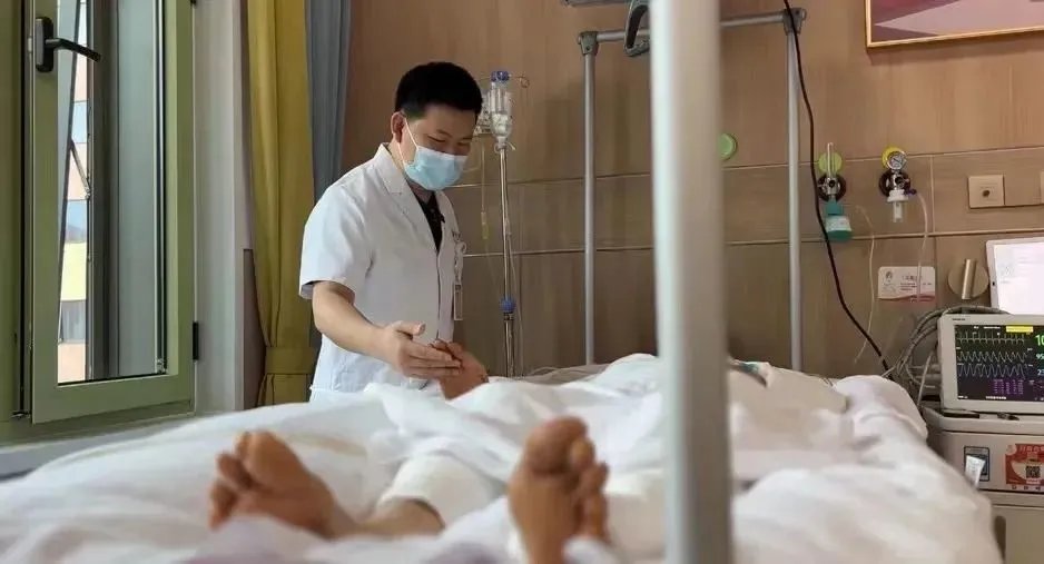 陕西西安大爷杀猪被猪一脚蹬进开水盆，造成了什么样的后果？