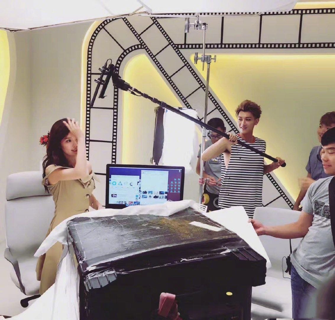 黄子韬爸爸追悼会赵奕欢现身,黄子韬与赵奕欢是何关系?