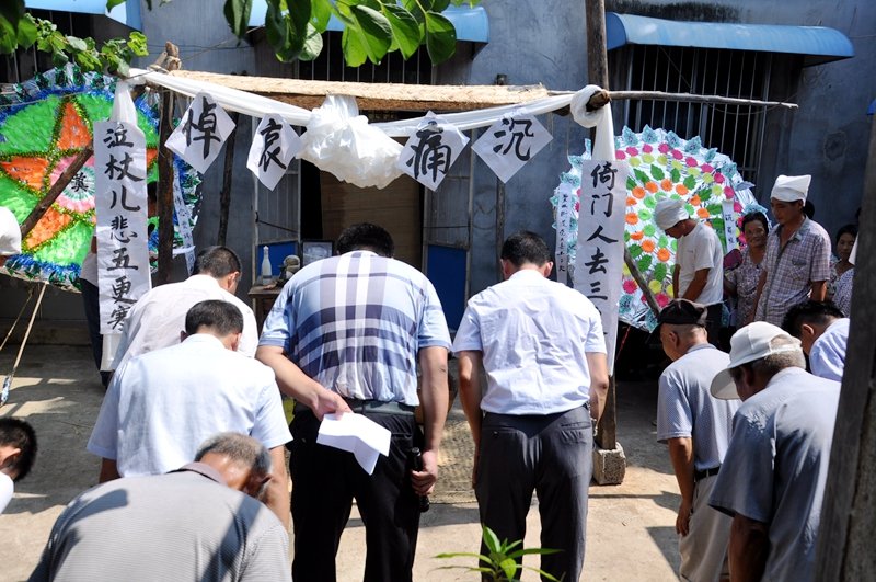 河南一男子违规办理丧事致疫情扩散，特殊时期，如何忠孝两全？
