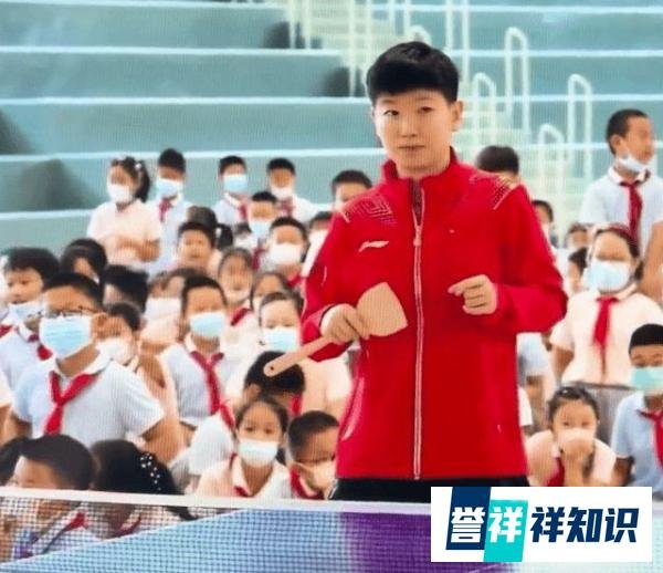 孙颖莎拿锅铲与小学生对打 这是咋情况？