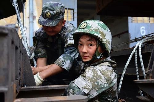 20岁女兵征服40吨远火车，她们每天都是怎么训练？
