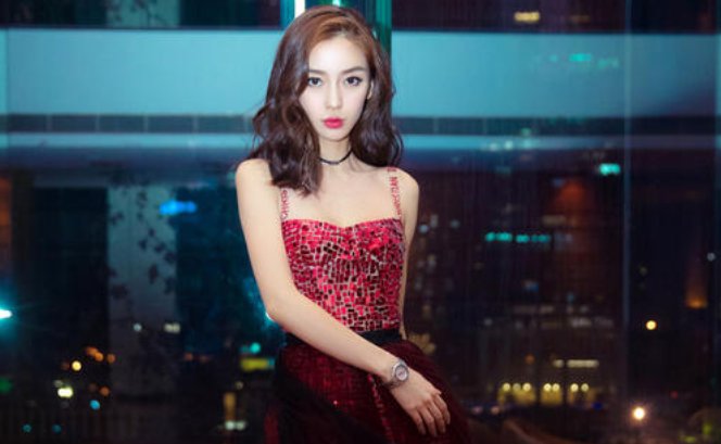 Angelababy被高管搂腰怼脸看，如此尴尬为何她还能保持微笑？