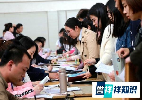 复旦附中回应博士应聘中学保健员:应聘者众多,不少是在职医护!