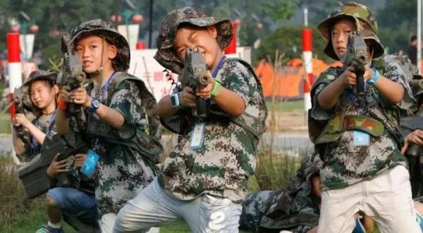 四川2小孩夏令营溜号被教官打20棍,家长不干了!网友却说打得好!