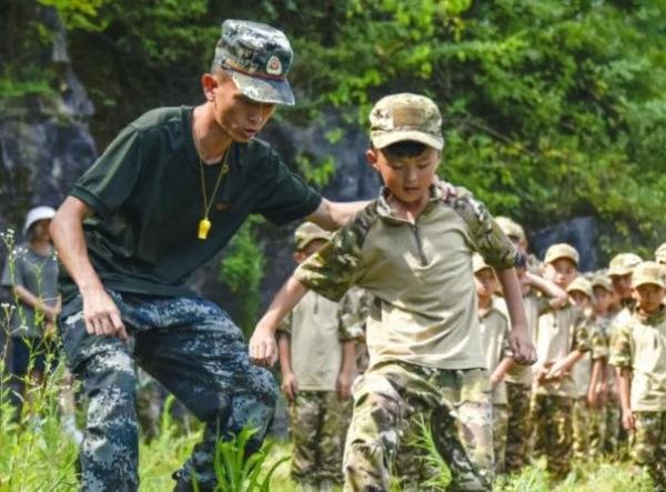 四川2小孩夏令营溜号被教官打20棍,家长不干了!网友却说打得好!