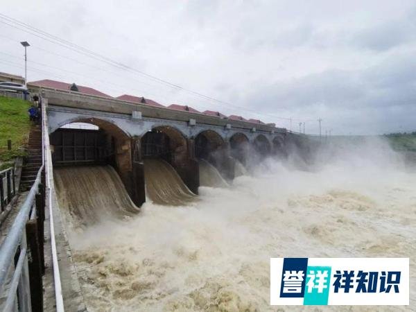 深圳持续的暴雨,水库凌晨泄洪,防止安全隐患