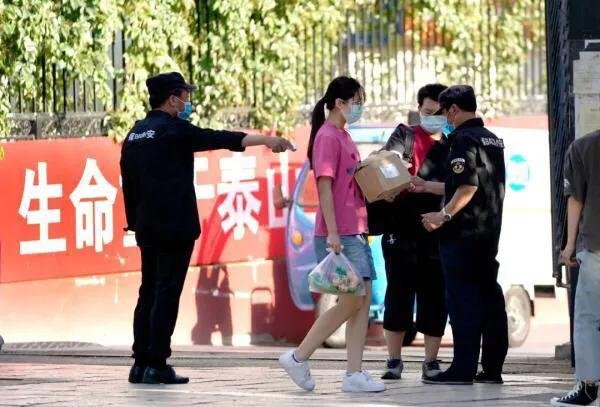 成都一男子公交站外持刀伤人致死,泄私愤还是别有他图?