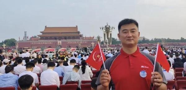 多名京东小哥受邀登上九三阅兵观礼台