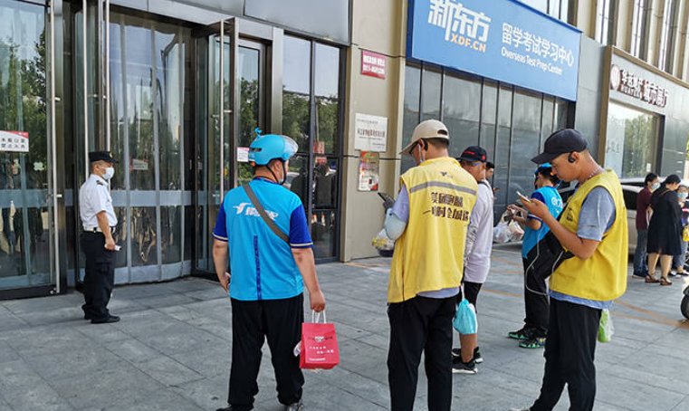 辽宁大妈顺走外卖次日被失主偶遇认出,其行为是否构成盗窃罪?