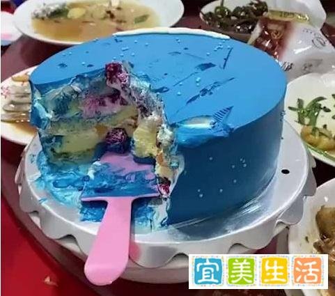 网红蛋糕吃完牙居然变蓝，这样的网红食品你敢放心吃吗？