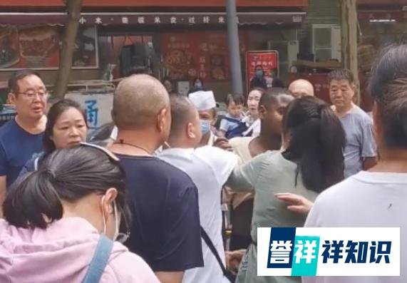 嚣张！西安一外籍男子当街猥亵，被女子狠扇耳光令人解气！
