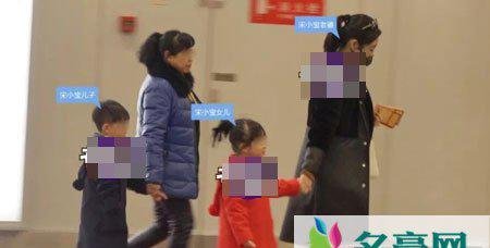 宋小宝携家人现身 龙凤胎子女首曝光