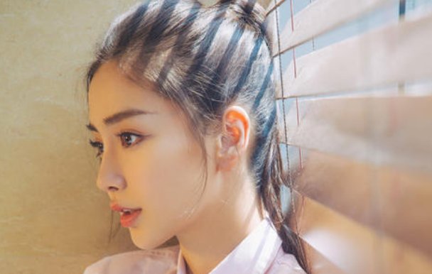 Angelababy被高管搂腰怼脸看，如此尴尬为何她还能保持微笑？