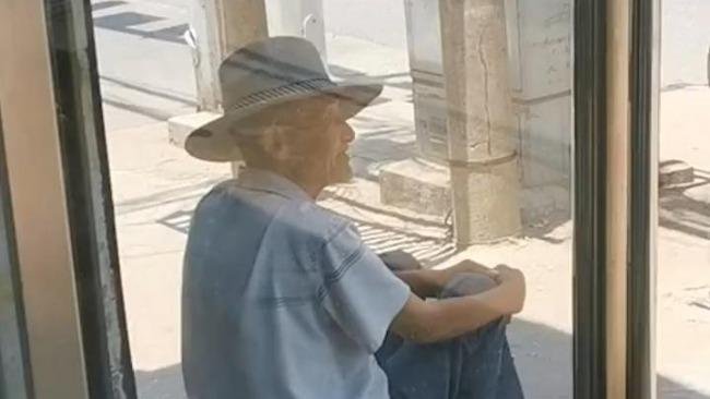 好暖！河南一爷爷独坐7小时等待孙女买的礼物，你能理解爷爷当时的心情吗？