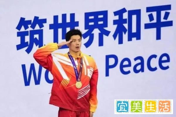 兵哥哥因对手抢跳多游200米,致使比赛重新开始后,中国队碾压夺冠