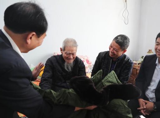 师恩难忘!6名白发老人探望101岁老师,这一幕为何让人动容?