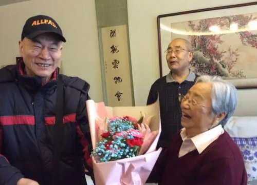 师恩难忘!6名白发老人探望101岁老师,这一幕为何让人动容?