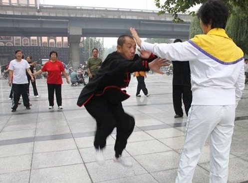 太极高手闫芳隔空术是不是真的?