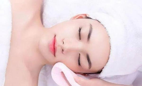 女生学美容师怎么样，女孩子做美容行业好吗？