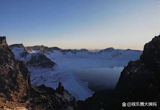 刘昊然发周冬雨同款照片，二人曾两次合作电影，有什么猫腻？