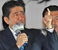 安倍生前与嫌犯同框画面流出:嫌疑人作案前曾有过哪些异常举动?