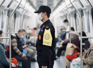 深圳地铁站有2名乘客摔地互殴,双方究竟是因何发生的争执?