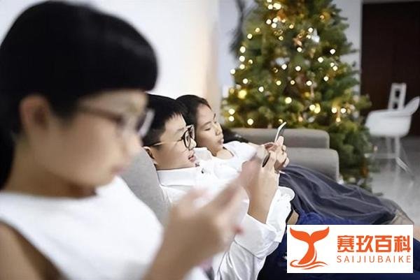 为偷玩手机,12岁女生画模型躲监控,爸爸被气乐:学画画钱没白花