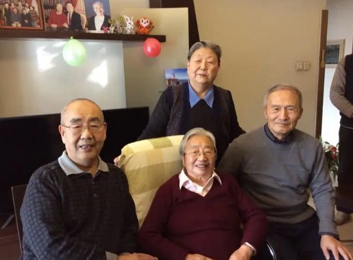师恩难忘！6名白发老人探望101岁老师，这一幕为何让人动容？