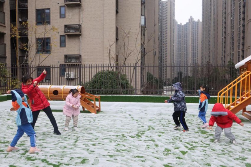 操场上的雪景描写