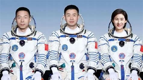 男子跳伞时遇火箭发射激动大喊!如此惊艳角度观看有何不同?