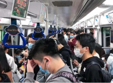 深圳地铁站有2名乘客摔地互殴,双方究竟是因何发生的争执?