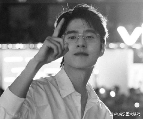 刘昊然发周冬雨同款照片，二人曾两次合作电影，有什么猫腻？