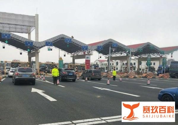 货车司机注意了:京沈高速油罐车与货车相撞,这些收费站进不去!