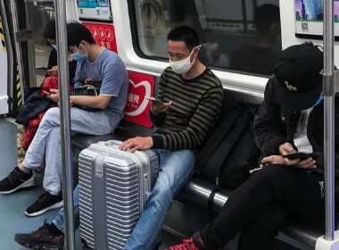 深圳地铁站有2名乘客摔地互殴,双方究竟是因何发生的争执?